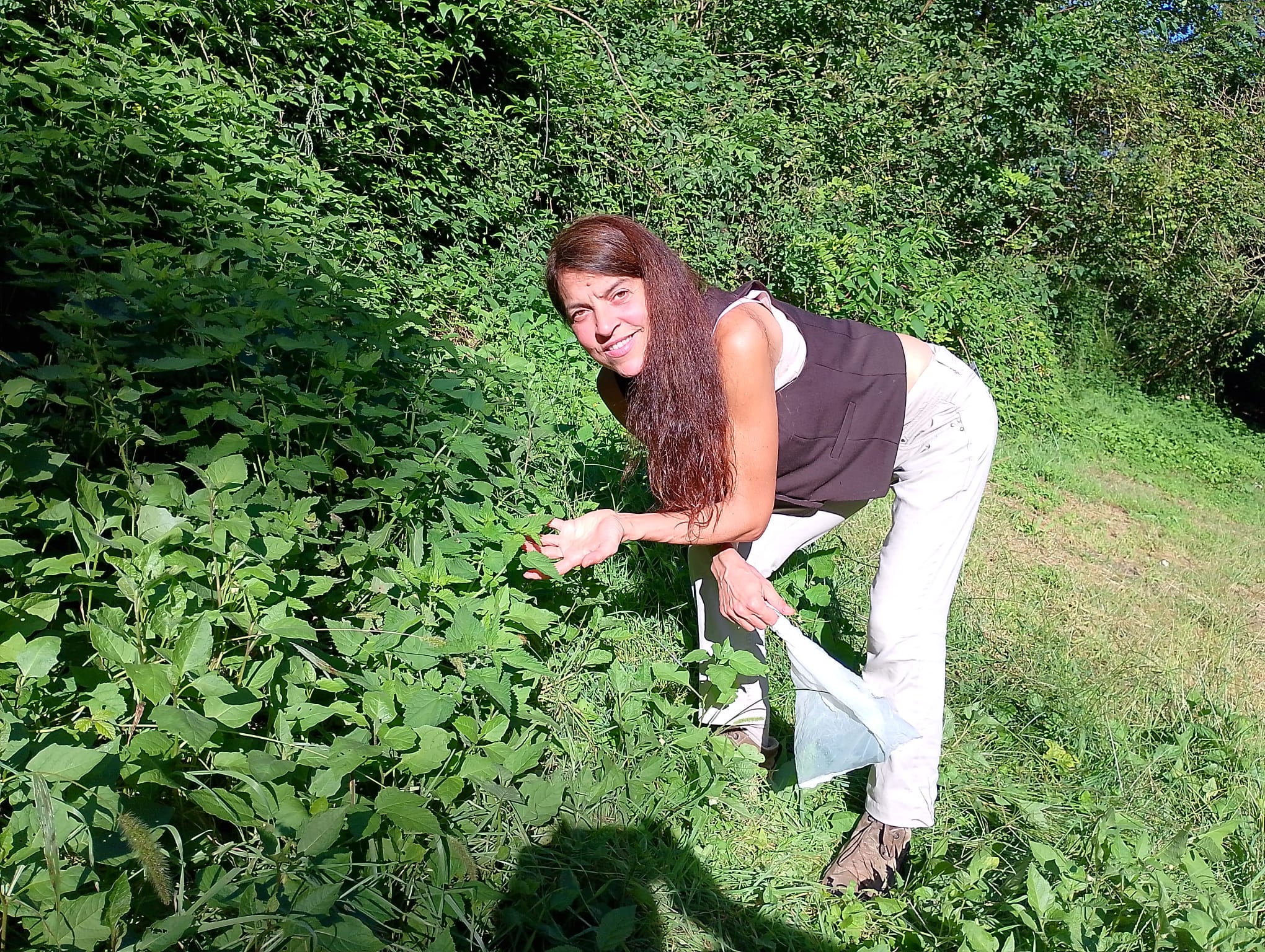 Monica nei campi durante una ricerca sulle erbe spontanee